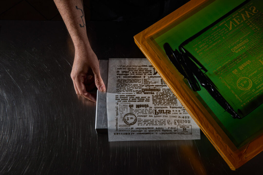 Hands creating a silk-screen print for the pastry presentation