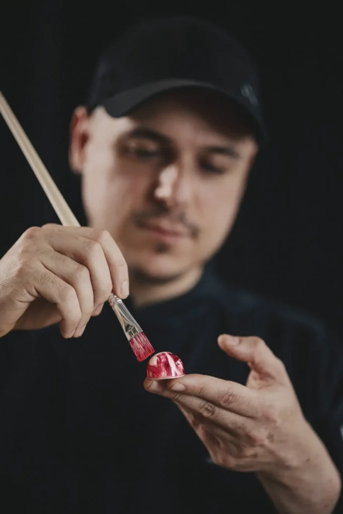 Nicolas Nikolakopoulos finishing a marbled PRALINZ bonbon