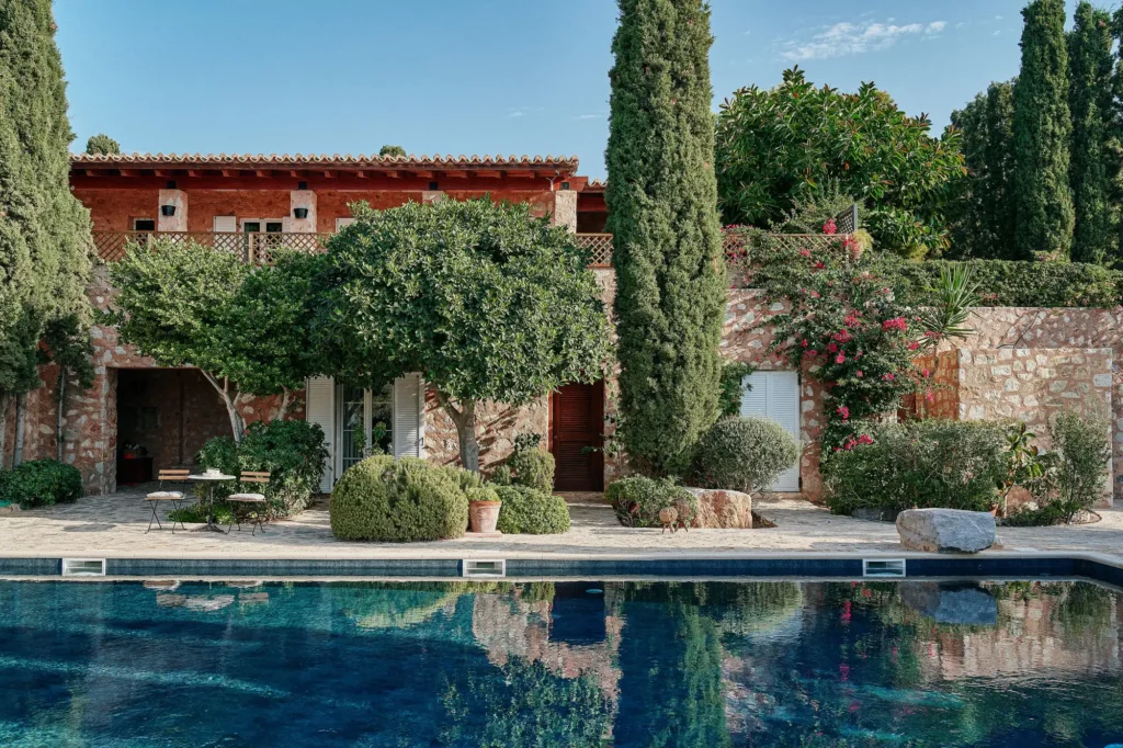 Villa Halioussa pool area with guest rooms in the background